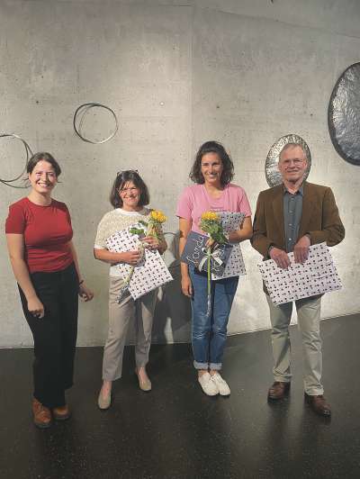 Julia Prugger, Doris Ghetta, Sophie Eymond y l artist Michele Bernardi, pra si mostra persunela »Banda«.
