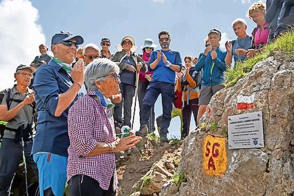 La vëdua de Giampaolo Fasolo descurisc la targa. (foto Andrea Signori)
