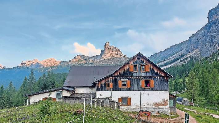 El rifujo Gianni Palmieri sote ra Croda da Lago.
