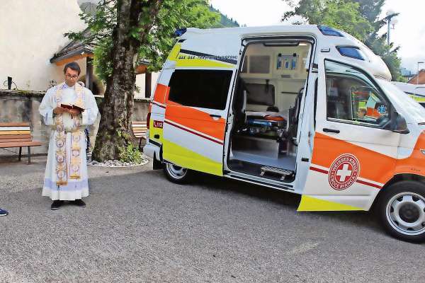 Don Andrea benedësc la nuova ambulánza.
