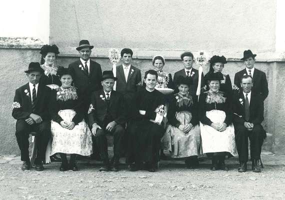 Ann 1963: mëssa noela dl iesuit siur Robert Miribung da Spëscia cun sü familiars.
