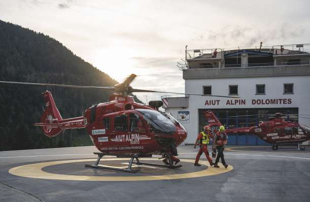 L joler dl Aiut Alpin Dolomites nuef. L ie n »Airbus H135 T3 – Helionix« cun autopilot. (Foto: Fabian Dalpiaz.)
