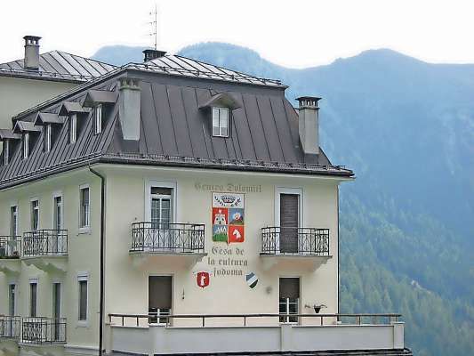 La Cesa de la Cultura Fodoma a La Plié. Ntel Self Tirol bas ite l progét l perveiga de fè n plastico de le Dolomiti per ipovedenc.

