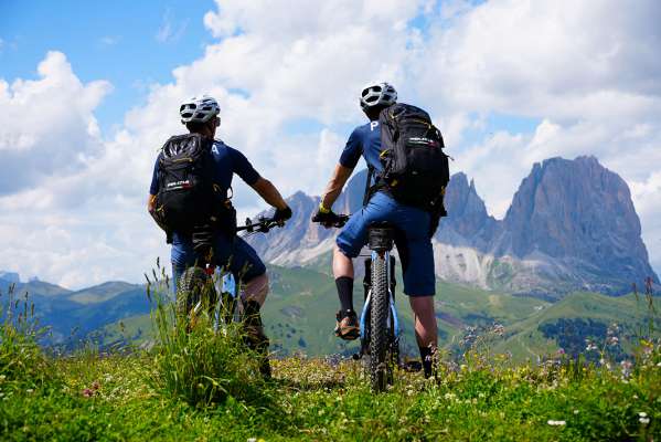 I agenc de Polizia sa mont con sia rodes aletriches.
