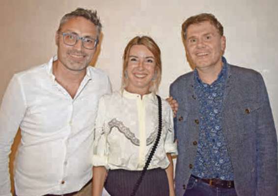 Da man ciancia: Gehard Demetz, artist cun bon inuem mundiel, Lisa Trockner, diretëura dl Südtiroler Künstlerbund y Leo Senoner, presidënt dl Tublà da Nives.
