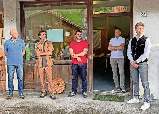 N moment de l’inaugurazion. Da mán ciámpa: Paolo Roverato, Matteo Righetto, Oscra Nagler, Maurizio Troi e Gabriele Delmonego.
