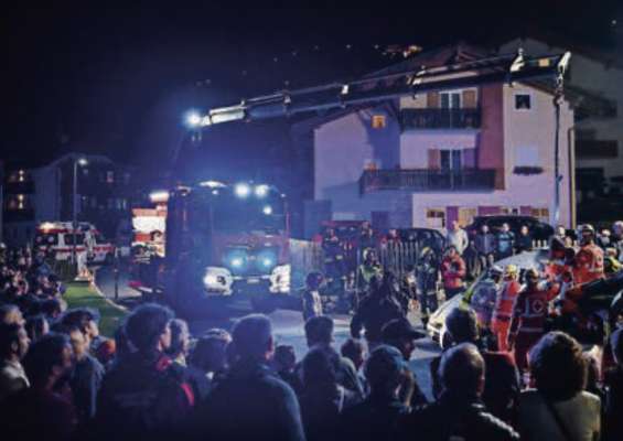 Na sëira deberieda cun grupes de sucors de valeda. Foto: Lukas Runggaldier
