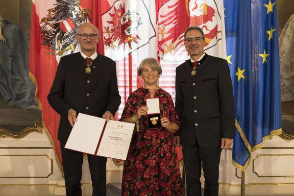 Rita Lerchegger tl momënt dla surandada cun i dui presidënc Anton Mattle y Arno Kompatscher. foto:Land Tirol/Sedlak
