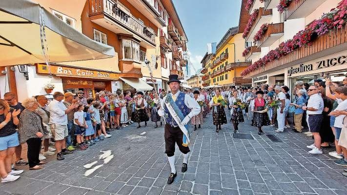 Ra Banda de Anpezo r’à parecià anche sta ota ra gran Festa de ra Bandes. E son ruade a cuarantasié.
