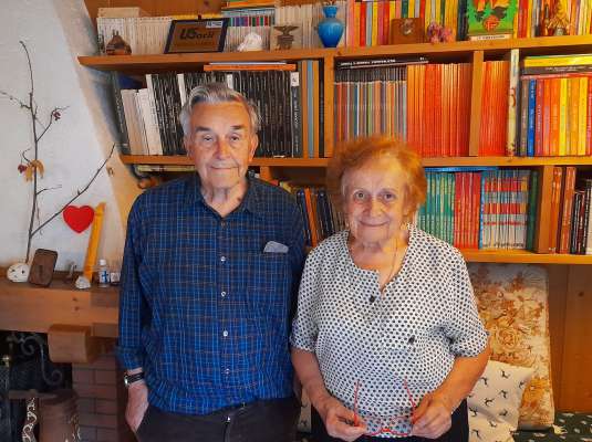 Dante Colli con sia femena Lidia te sie cartier a Poza.

