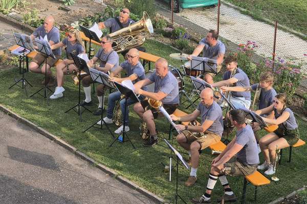 I Alpen Schweine Musikanten endana le proe.
