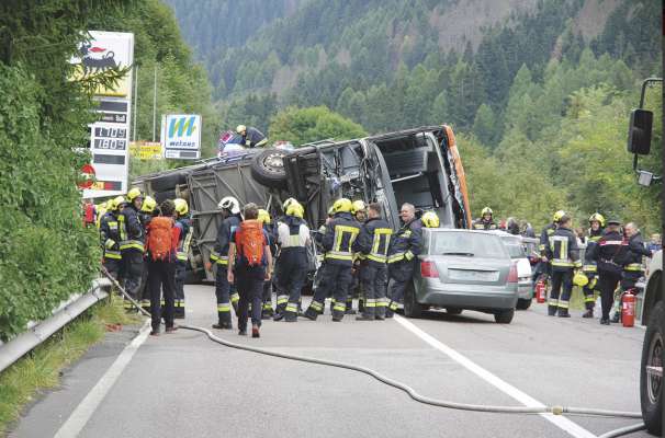 Simulazion de n ntervënt de massa: la curiera druseda daujin ala pumpa dal penzin cun truep pazienc laite. (Foto: Fotoclub Gherdëina.)
