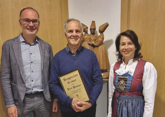 L ambolt de Urtijëi Tobia Moroder, l artist Peter Kostner y la presidënta dla Lia Guanc dala Gherdëina Patrizia Crepaz.
