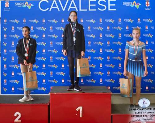 Le podest dla categoria Advanced Novice: 1. Ginevra Antonina; 2. Miah Fragnito (a m.c.); 3. Lea Maria Castlunger (a m.d.). foto:LI

