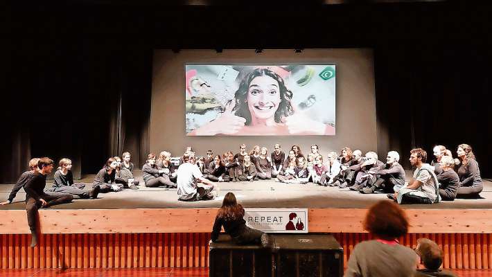 El laoro de ra asociazion Repeat par el teatro in Anpezo e ca pede.
