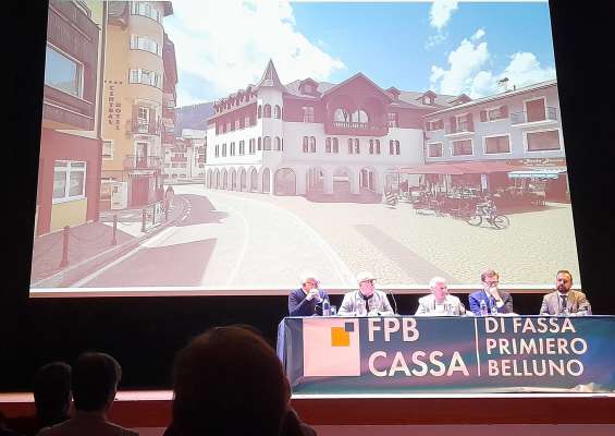 I raprejentanc de Comun de Moena e Cassa FPB con l rendering del projet.
