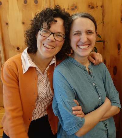 L&rsquo;auturia Renate Valentini deboriada al&rsquo;ilustrad&euml;ssa Chiara Lacedelli da Cortina. foto:RV
