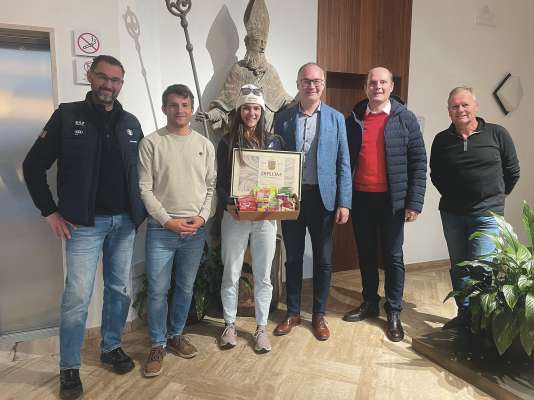 L alenad&euml;ur de Lara Malsiner, Romed Moroder, l assess&euml;ur per l sport Janpiere Prugger, l'atleta Lara Malsiner, l ambolt Tobia Moroder, Stefan Kasslatter, assess&euml;ur per la mubilt&agrave; y Rudi Kostner, assess&euml;ur respunsabl per la stredes, nfrastrutures, ega y egaduc.
