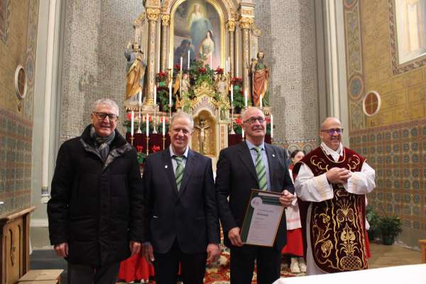 Gran onoranza por i 60 agn da orghelist: dmc él le componist dla mëssa y presidënt dla Lia dla Musiga de dlijia Heinrich Walder, le presidënt dl Cor Hubert Pezzei, le iubilar Pio Pescoller y le ploan siur Klaus Sottsas. (Foto: Mirco Schanung)
