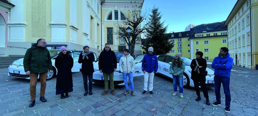 N ucajion dla prejentazion a Urtijëi (da m.c.): l ambolt de Urtijëi Tobia Moroder, la diretëura dla Lia per l turism de Urtijëi Beatrix Insam, l sëurastant de Carsharing Südtirol Helmuth Moroder, l reprejentant dla Lia di Osć de Gherdëina Daniel Stuflesser, l assessëur dl Chemun de Urtijëi Janpiere Prugger, l culaburadëur dla Lia per l Turism de Urtijëi Ben Linder , la vize-ambolta dl Chemun de Urtijëi Martina Comploi, l’assessëura Claudia Insam y l diretëur de Carsharing Südtirol Leonhard Resch.
