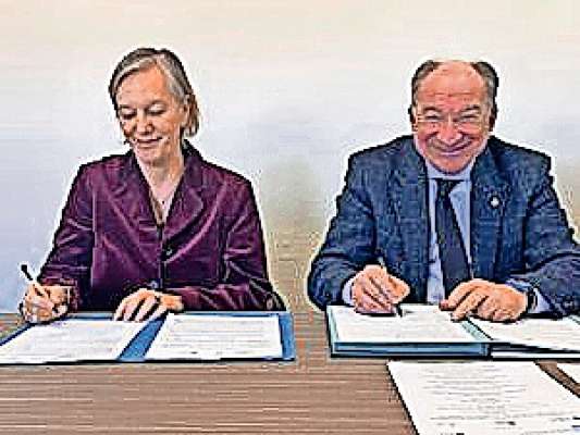 La firma del acordo ntra Dal Ben e Antonia Ricci.
