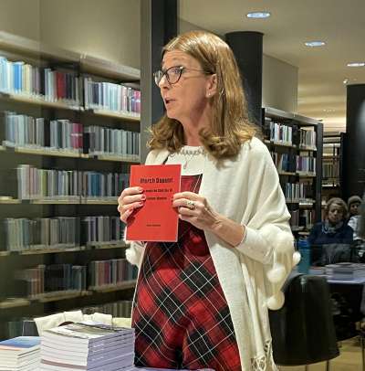 L’auturia Daria Valentin á presenté sües publicaziuns desfarëntes. foto:mo
