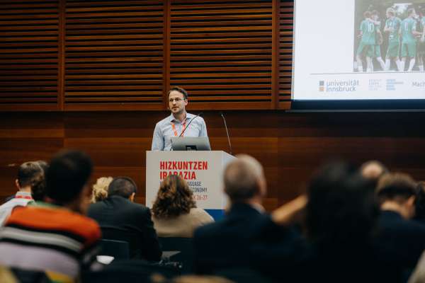 Samuel Frontull pro le Forum dles Regiuns europeiches de mendranza. (Foto: © FUEN/László Mihály)
