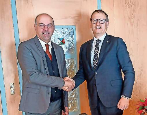 El vecio diretor de Cortinabanca, ‘l anpezan Roberto Lacedelli Juscia, e el diretor noo Nicola Bernardi, che ‘l à scomenzà con el prin de ‘l an.
