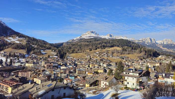 A Moena l &eacute; 1.867 seconda c&egrave;ses, l 63% de duta la majons.

