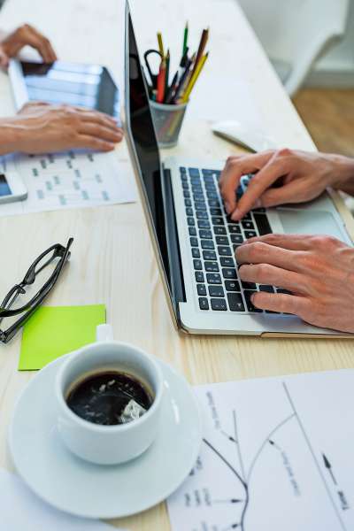 media/k2/galleries/28881/thumbs/hands-male-graphic-designer-using-laptop_web.jpg