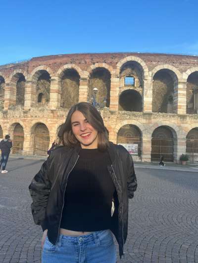 Che velel dir studièr te la zità de Giulietta?