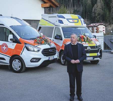 Benedìi doi auti nueves y festejei 20 ani di jëuni dla Crëusc Blancia