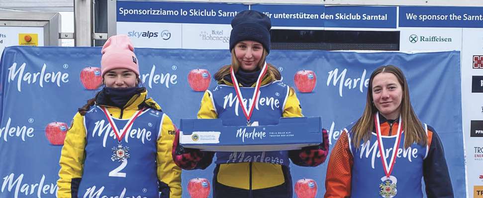 Arianna Putzer sun l scialier plu aut dl podest pra na garejeda dl Marlene Cup. (Foto: Fisi Sudtirol)
