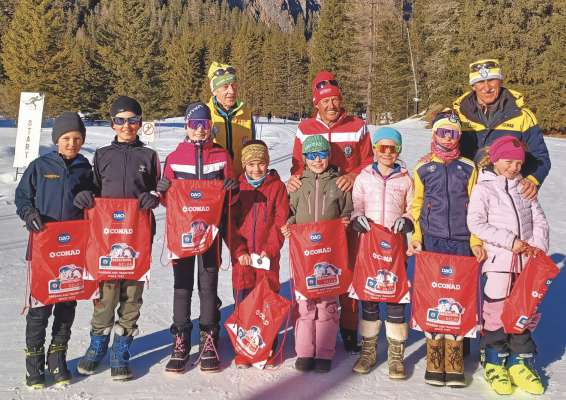  mutons y la mutans che à fat pea chëst ann l curs de pudejé te Val. Dovia sun la fotografia (da m.c.): Ludwig Hofer dl mprëst dai schi, l maester de pudejé Arnold Runggaldier y l trainadëur de biathlon Luigi Ponza.
