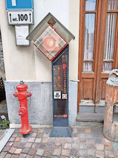 L defibriladou nstalé sun plaza Cata­rina Lanz.
