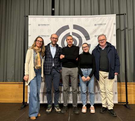 L professor Carlo Casonato, te mez, col diretif de FiemmePer.
