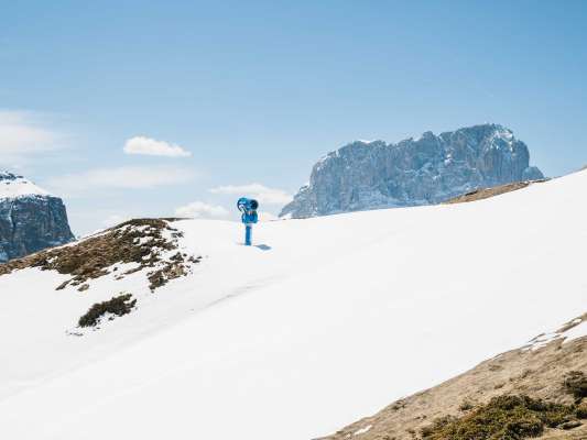 N cianon de la neif con tedò Saslonch: un di retrac de Altered Dolomia.
