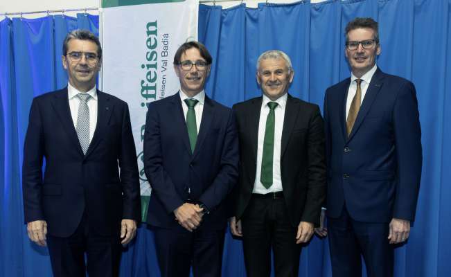 Le presidënt dla Cassa Georg Mutschlechner, le diretur nü Micro Daure, le diretur che và en ponsion Hubert Obwegs y le presidënt dl Consëi de Control Paolo Vanzi. (Foto: © Freddy Planinschek)
