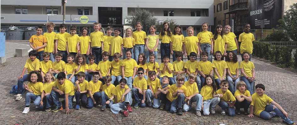 I sculeies y la sculées dla tlasses 3B, MA y M4 che à fat pea pra l pruiet a Persenon "Tlasses che cianta–scoles che cianta”.
