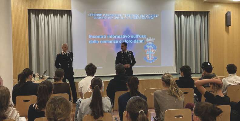 Droghes y alcool: co me cumporti pa? I Carabiniers de Urtijëi à tenì n referat ai sculeies y la sculées dla ITE Raetia Urtijëi
