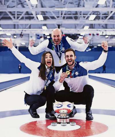Stefania Constantini con Amos Mosaner e el so alenator Marco Mariani con un'outra medaia de oro, de i Mondiai, dapò de chera de ra Olimpiades. Ades i varda a i Śoghe 2026 in ciaśa.
