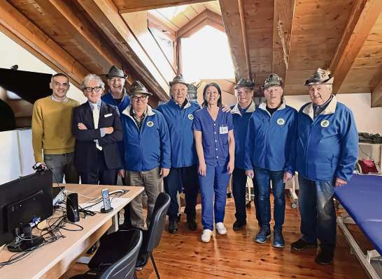 L aministrator de ra azienda Cortina Luciano Pompanin Dimai, alcuante lourantes de ra ciaśa Angelo Majoni e i Alpis de el grupo de Anpezo, con el capogrupo Stefano Zampiron.
