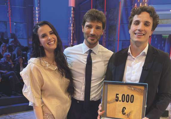 L cundutëur Stefano De Martino (a mez ite), Anna Bernardi y Simon Pitschieler cun la scatula numer 16 cun laite cinmile euro.
