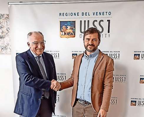 L dotor Francioni, a mán ciámpa, una al diretor de l’Uls Dolomiti Cesare Dal Ben.
