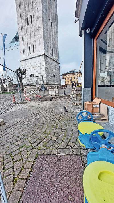 Laore drio ra condotes de r’aga da bee, inze meśo el paes, par tropa parsones che vive in Anpezo.
