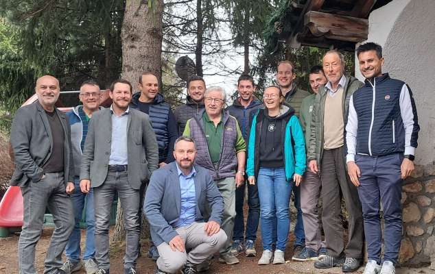 Gran pert dl grup che á metü sö la cooperativa de comunité a La Val.
