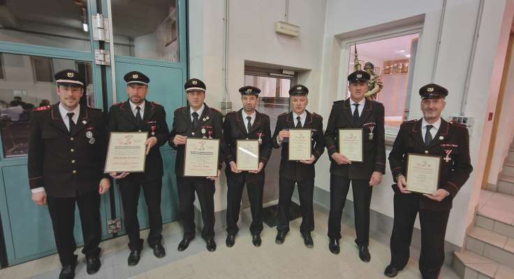 L cumandant di Destudafuech cun i unerei (da m.c.): Lukas Goller, l ispetëur de raion Christoph Senoner, l vizecumandant Günter Insam, Marco Kelder, Siegfried Senoner, Ugo Demez y Ivan Senoner.

