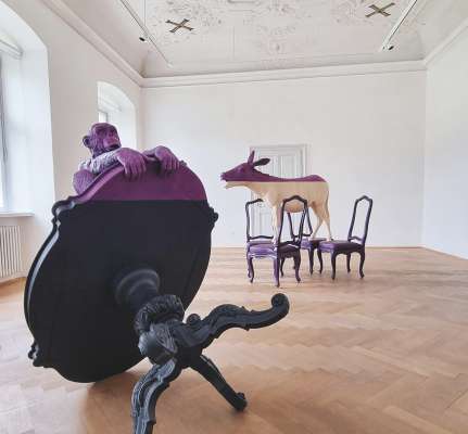 I tieres sun la mubilia baroca: te chësta scultures de Willy Verginer cëla l gorila y l musciat de se paré da nosc bënsté sëuramenà.

