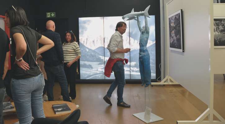 Matthias Kostner, artist de Urtijëi, à deberieda cun Thomas Biasotto, fotograf de Appenzell, fat na mostra de scultura y fotografia.
