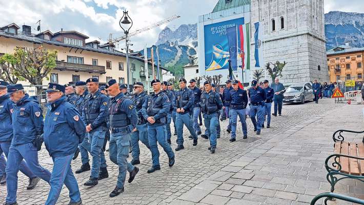 Par ra sepoltura de Paolo De Zordo i é pasade par piaza, daante al monumento al polizioto de el socorso.
